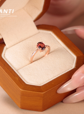 轻奢简约四爪镶嵌红宝石戒指