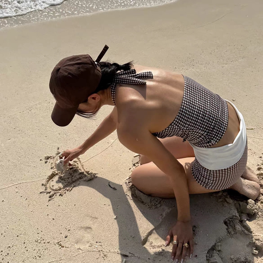 Women's high-end swimsuit 2026 new hot girl retro V-neck plaid halterneck split swimsuit slimming swimsuit