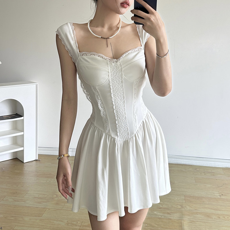 Amyway纯欲复古小白花蕾丝花边显胸型吊带裙 鱼骨设计感束腰A字裙,淘宝优惠券,粉丝福利购,淘宝优惠卷