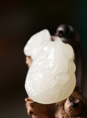 和田玉貔貅吊坠女款小巧随身挂件