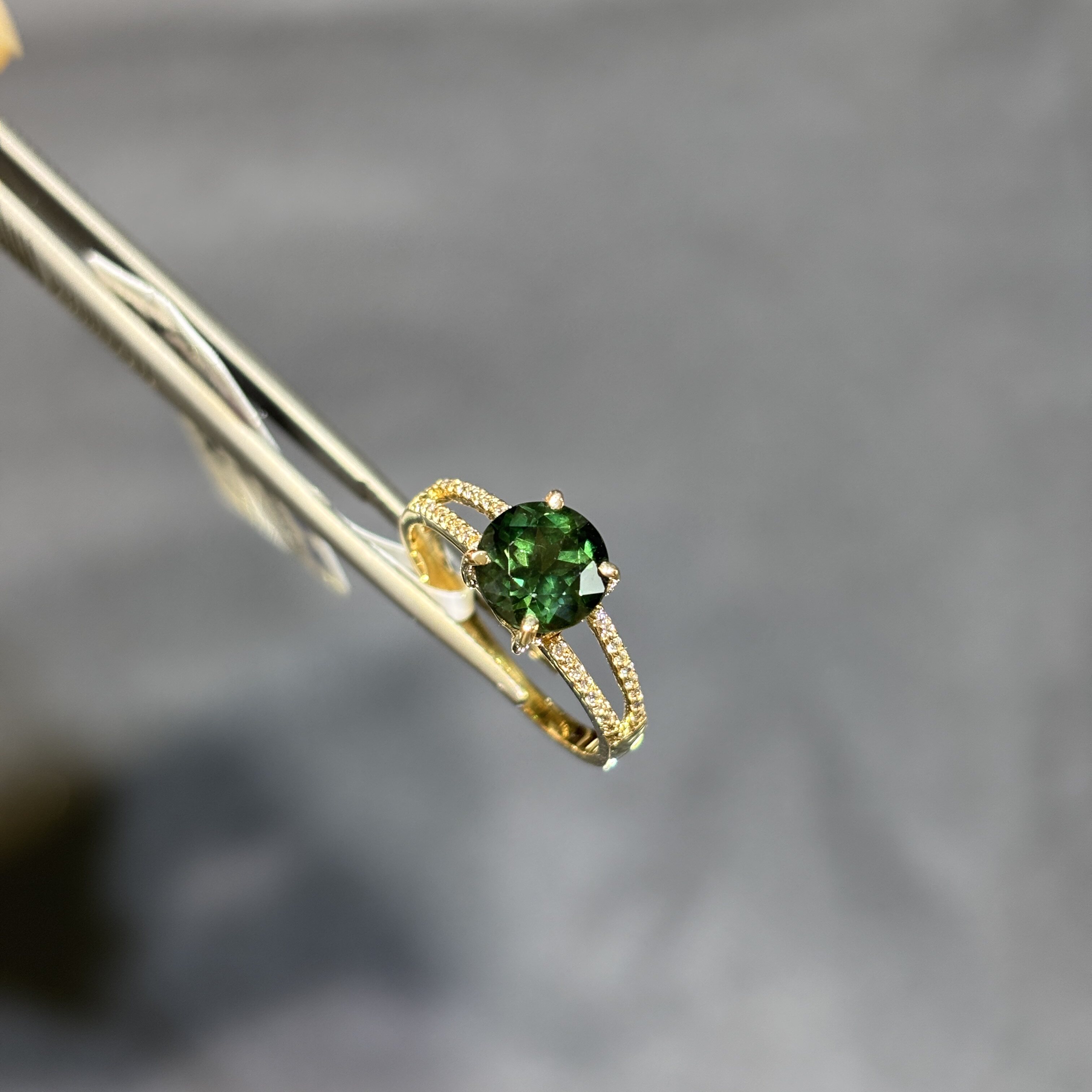 18k gold natural green sapphire ring with zircon