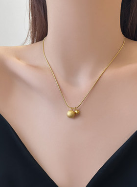 东方风金色钛钢双球吊坠锁骨链