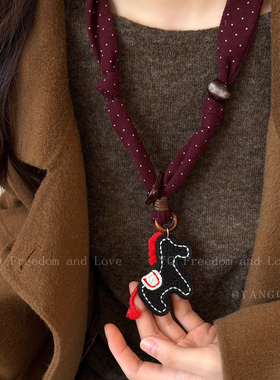 红色格纹小马吊坠长款毛衣链