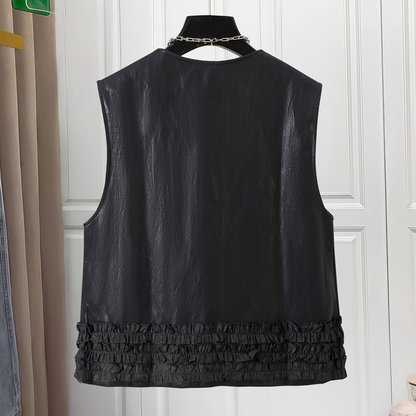 她池PU马夹2025秋装新款女装短款设计感木耳边单排扣圆领叠穿马甲 - 图0