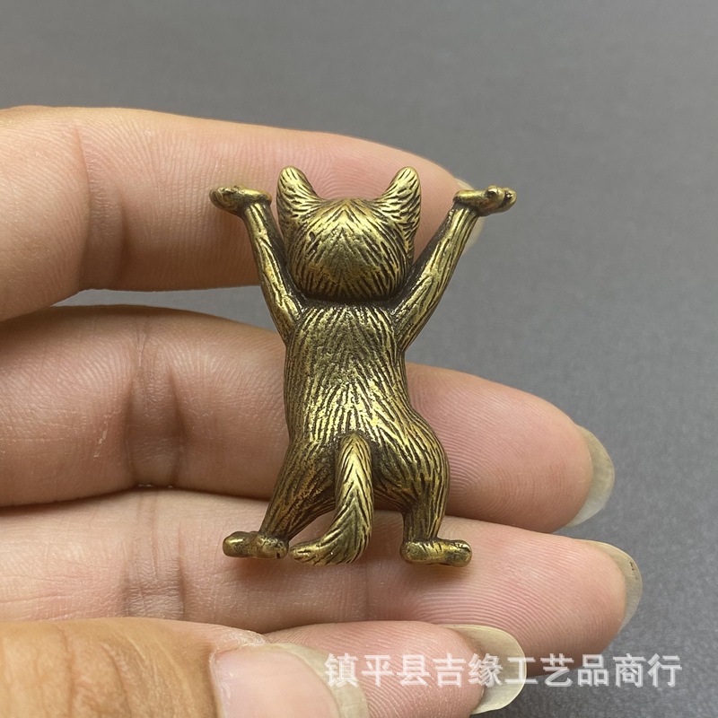 托举铜猫小摆件实心黄铜微雕财猫咪笔架仿古做旧茶宠工艺品-图0