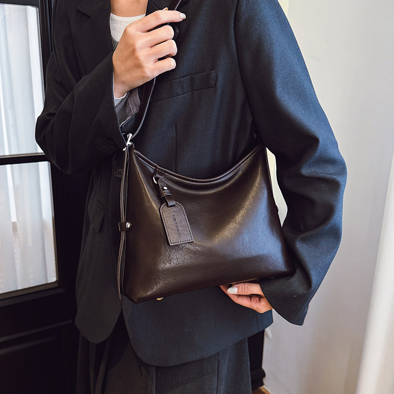 大容量包包女式2025新款超火小众复古通勤托特包高级感单肩斜挎包,淘宝优惠券,粉丝福利购,淘宝优惠卷