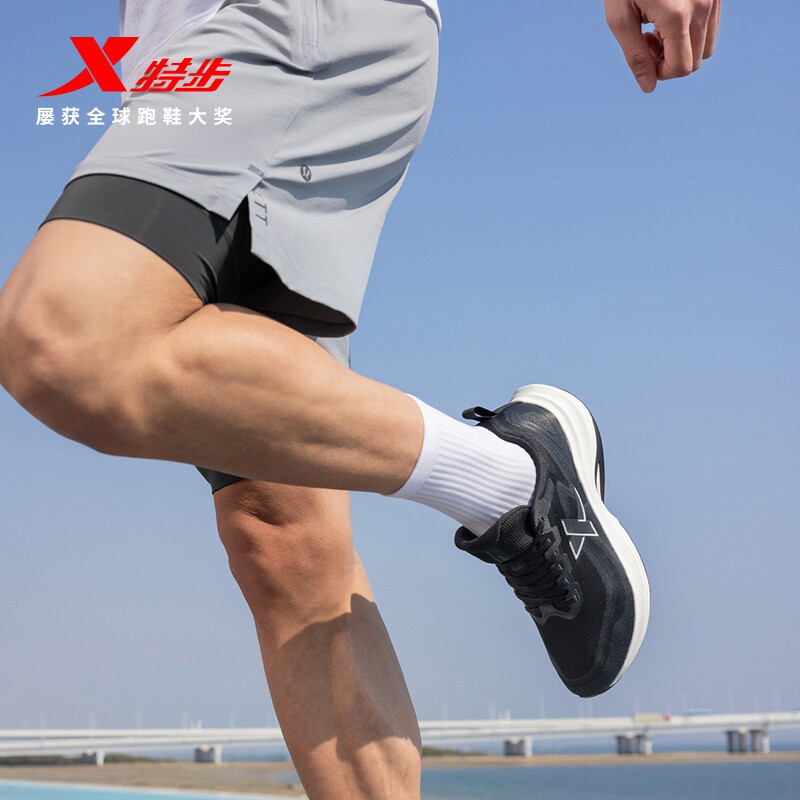 特步黑武士男鞋夏季全黑皮面防水运动鞋男黑色跑步鞋男款休闲鞋子