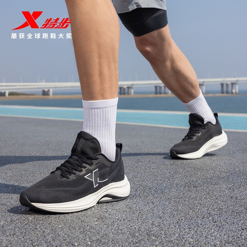 特步黑武士男鞋夏季全黑皮面防水运动鞋男黑色跑步鞋男款休闲鞋子