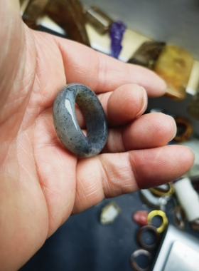 天然和田玉青花籽料原石戒指指环扳指圈口22.5条宽10.3重10.3克