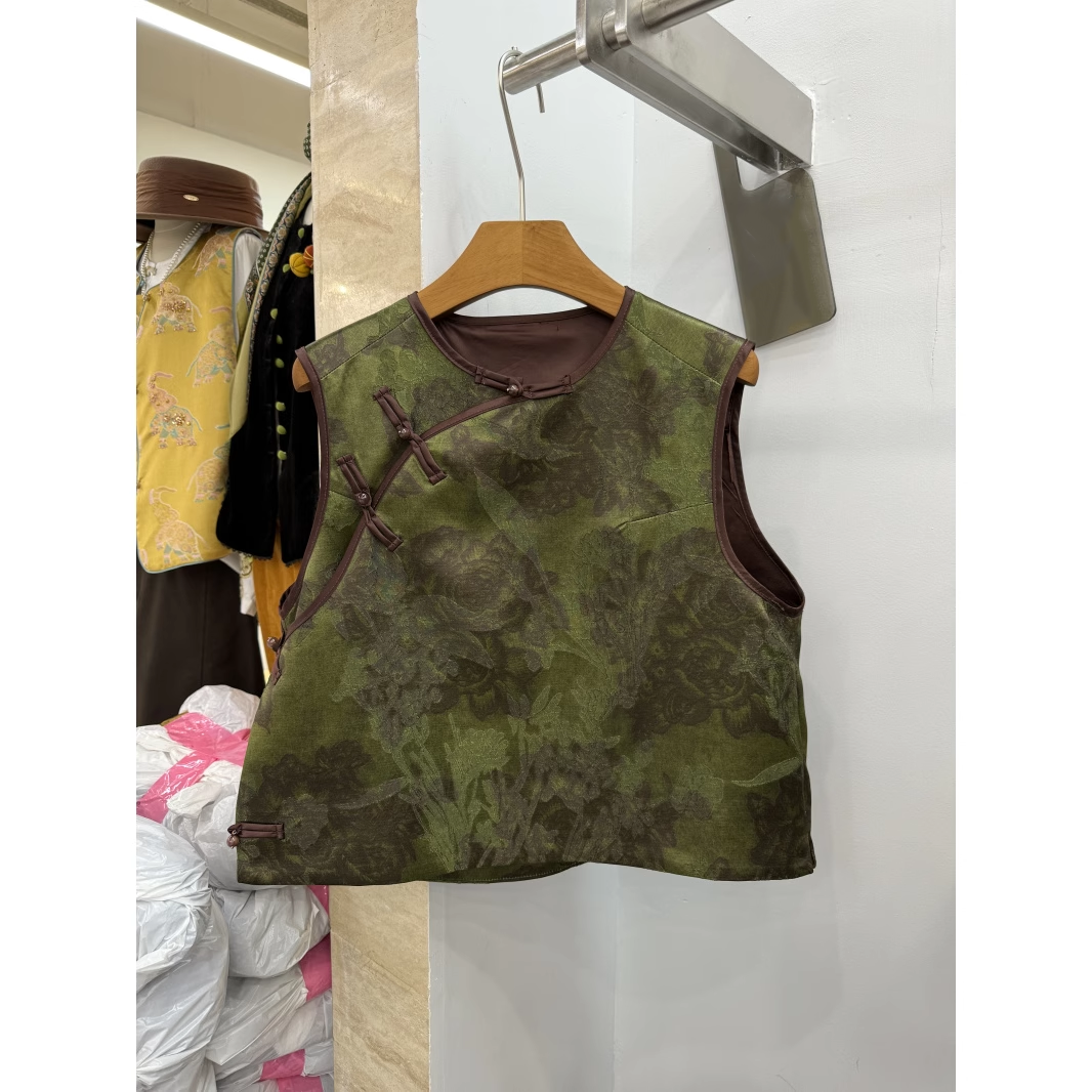 爵莱菲大码新中式国风马甲女2025复古盘扣立领提花无袖坎肩背心 - 图3