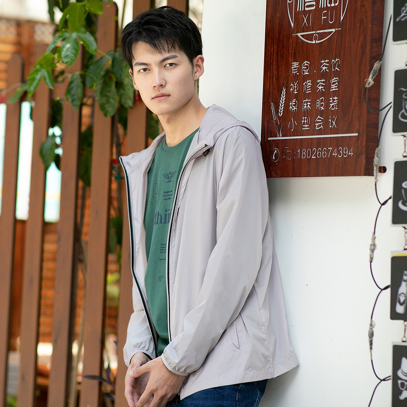 时尚休闲轻薄化纤连帽小印花防晒外套 2020 真维斯男装 秋冬季新款 时尚休闲轻薄化纤连帽小印花防晒外套 2020 真维斯男装 秋冬季新款