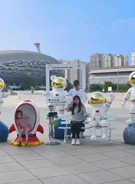 大型太空人玻璃钢雕塑商场落地
