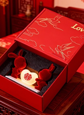 本命年红色爱心兔子情侣摆件