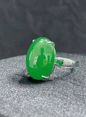 和田碧玉苹果绿蛋面戒指18k白金镶嵌款式精致时尚