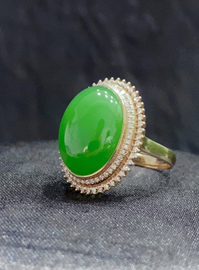 和田碧玉苹果绿蛋面戒指18k金镶嵌款式精致时尚
