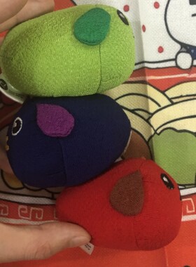 豌豆狗摆件创意绉布小玩具掌心豆袋解压娃娃绿色紫色红色送朋友礼