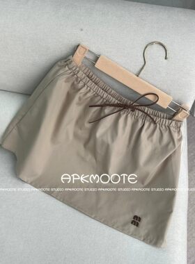 浅卡其抽绳背心上衣+同色系短裙