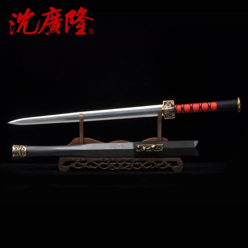 Восемьпонированная татуировка на мечах на восьми