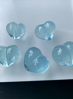 天然冰透海蓝宝屁桃雕刻件吊坠女