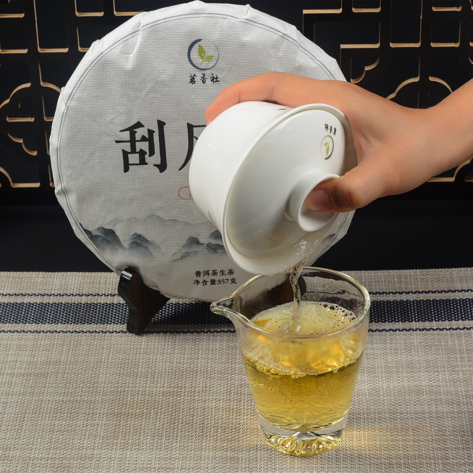 云南普洱茶生茶易武刮风寨大树茶饼古六大茶山357g七子饼明前春茶