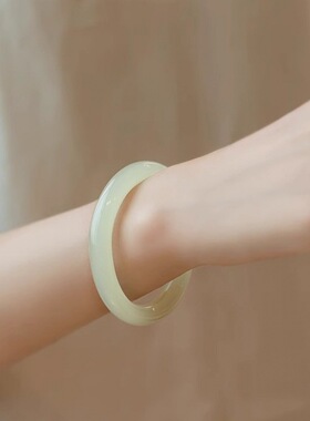 天然新疆青白玉手镯女细圆条少女冰种青白玉手镯子年轻冰透浅绿色