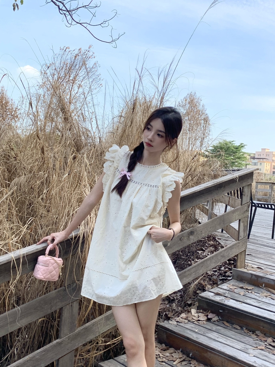 liyu李鱼鱼连衣裙女2023短款小飞袖甜妹夏季绣球花朵背后系带短裙 - 图1