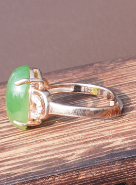 方言俄阳绿碧玉无黑点银镶玉戒指