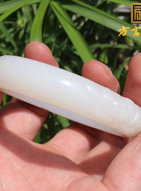 秒杀了方言和田玉佩戴新疆飘墨意境羊脂白玉底53mm花开富贵镯A8