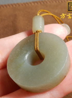 美美哒方言品牌和田玉收藏级红沁皮白玉底留皮孔平安扣吊坠挂件A2