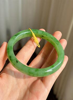 惊呆了方言和田玉特色乌兰海苹果绿温润碧玉内径62mm手镯O