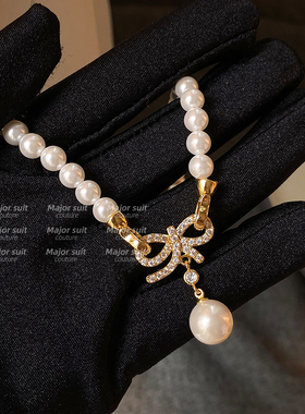 珍珠项链2025新款爆款高级感轻奢小众吊坠锁骨链秋冬配饰女毛衣链