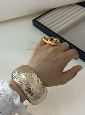 捶纹亮面金属宽版手镯