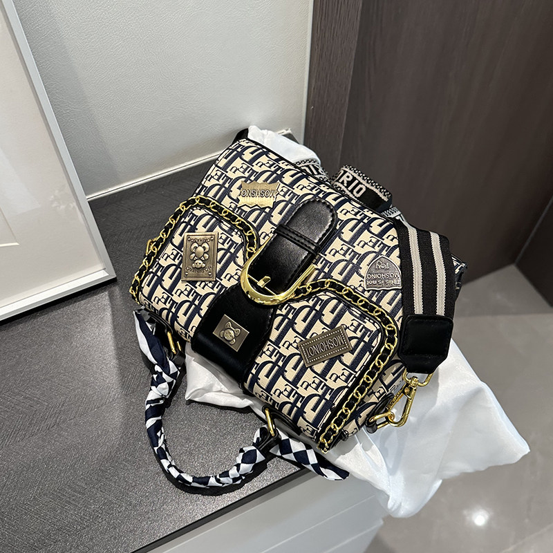 左杏女包2024新款时尚气质手提包高级感百搭徽章单肩挎包妈妈礼物