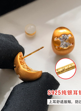 S925银针金色锆石拉丝耳环女轻奢高级感气质耳钉耳饰2026新款爆款