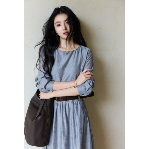 贰羊设计【珩舟】松弛感简约圆领A字大摆连衣裙女秋长袖法式裙子 - 图2