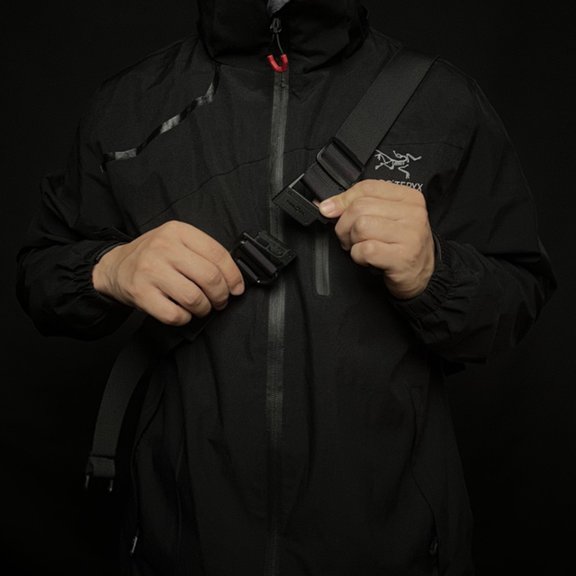 The fifth brother equipped with sliding shoulder strap gravity release The fifth brother equipped with sliding shoulder strap gravity release