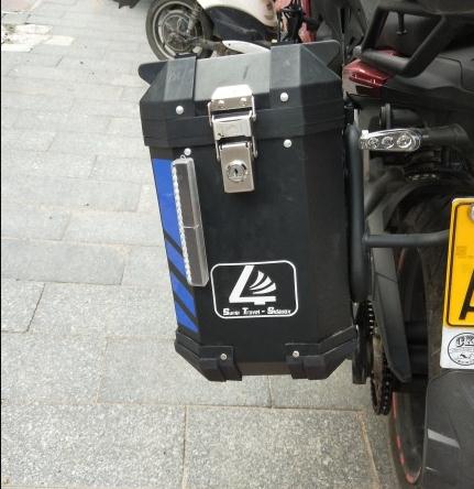 适用宝马R1200/1250GS水鸟ADV改装边尾箱LED爆闪灯太阳能雾灯提醒 - 图1