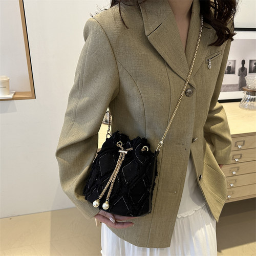 小众设计牛仔布菱格水桶包2025新款斜挎包欧美潮流抽绳流苏单肩包 - 图1