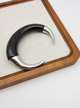 黑色树脂牛角造型手镯女