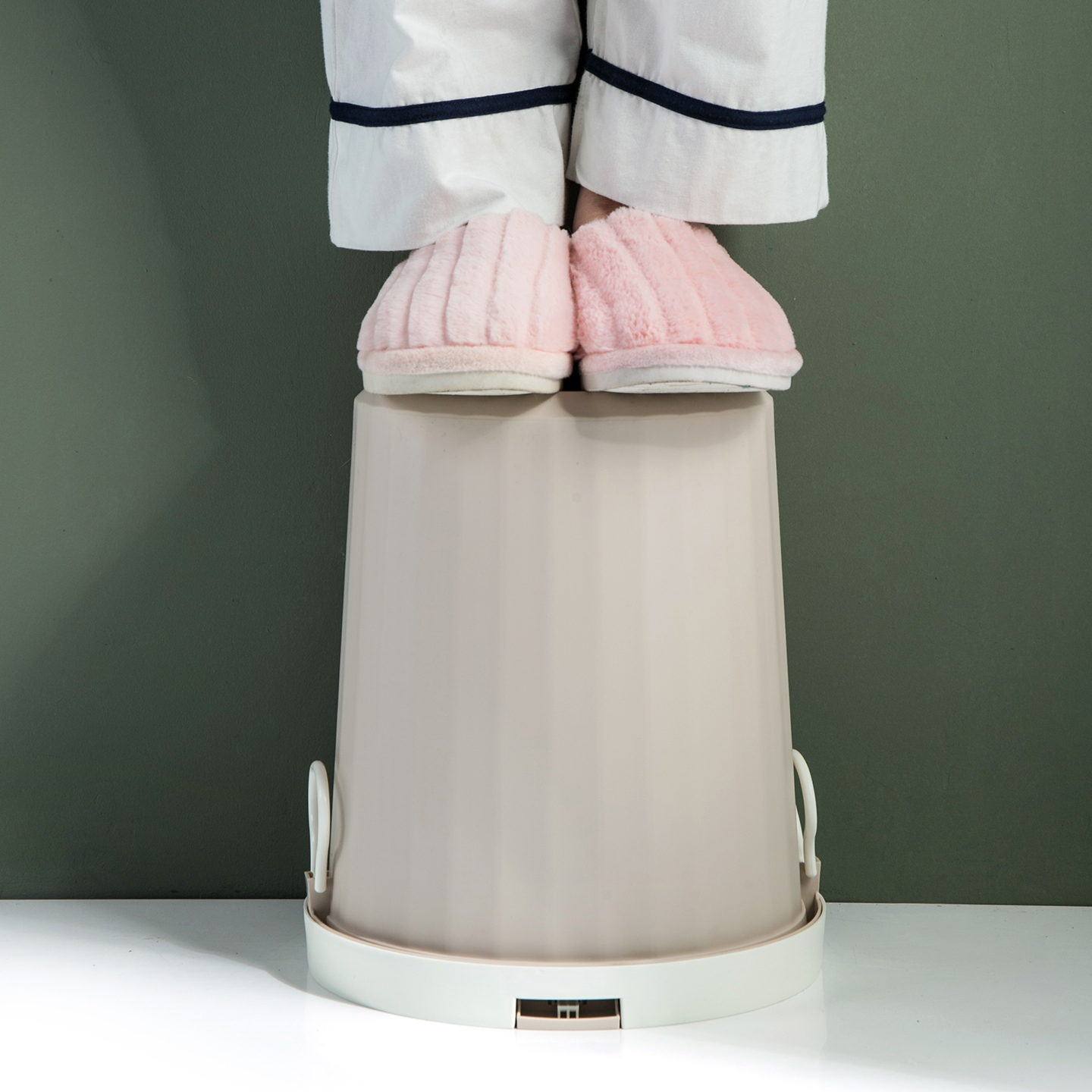 居家家带盖垃圾桶家用卫生间厨房按压客厅轻奢大容量厕所防水弹盖 - 图2