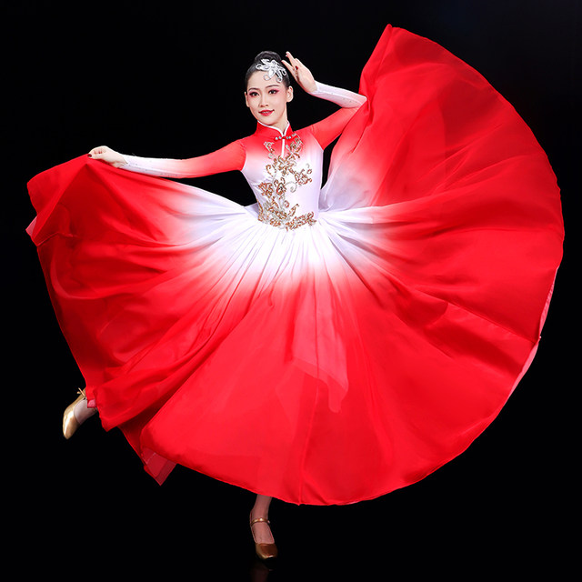 Beautiful Chinese big skirt blooms in the lights of Wanjiang