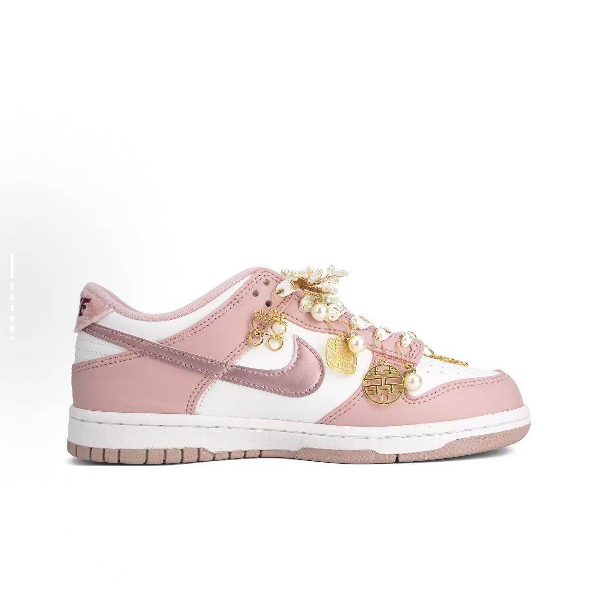 定制球鞋 Nike Dunk 樱粉婚鞋 中式婚礼喜庆珍珠挂件 女子板鞋,淘宝优惠券,粉丝福利购,淘宝优惠卷