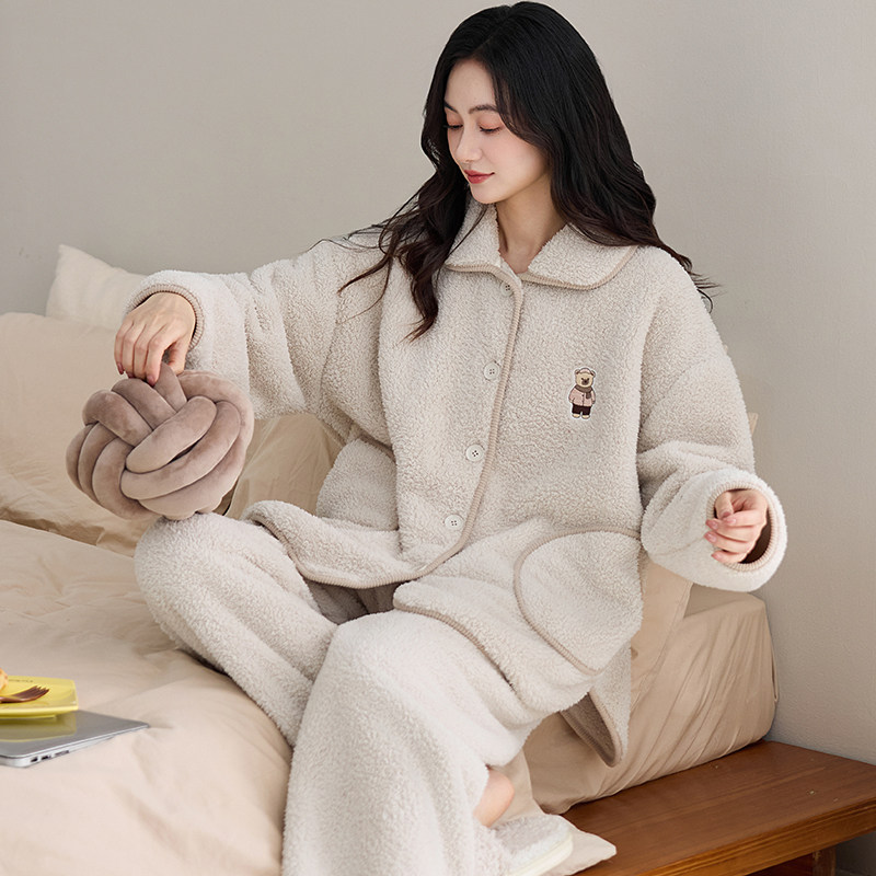 2025秋冬季新款卡通翻领小熊可爱珊瑚绒女士加绒加厚保暖家居服,淘宝优惠券,粉丝福利购,淘宝优惠卷