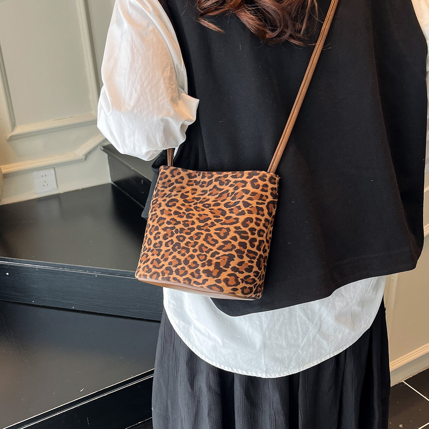 秋冬爆款复古麂皮绒包包女2025新款简约豹纹水桶包ins百搭斜挎包 - 图2