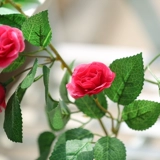 Имитация роз, искусственные цветы, виноградные лозы, настенные ковры, намоточные водопроводные трубы для кондиционирования воздуха, блокировка и украшение потолка гостиной пластиковыми растениями