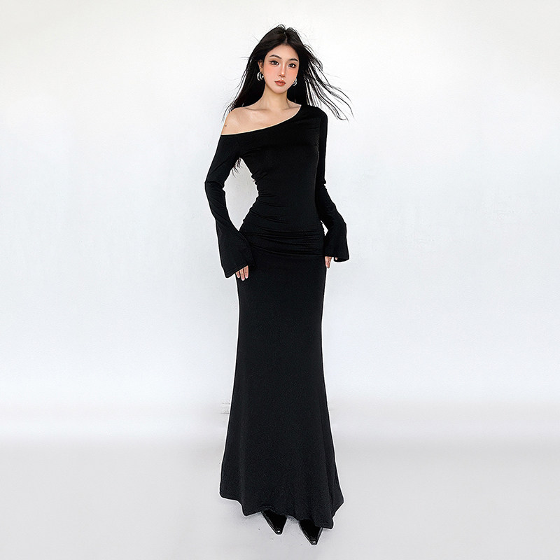 FUNOFF 简约气质黑色斜肩收腰长袖鱼尾连衣裙2025秋修身内搭长裙