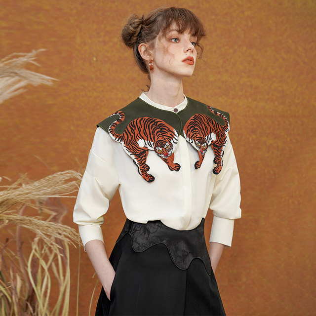 Kamo original tiger embroidered small shawl neckline