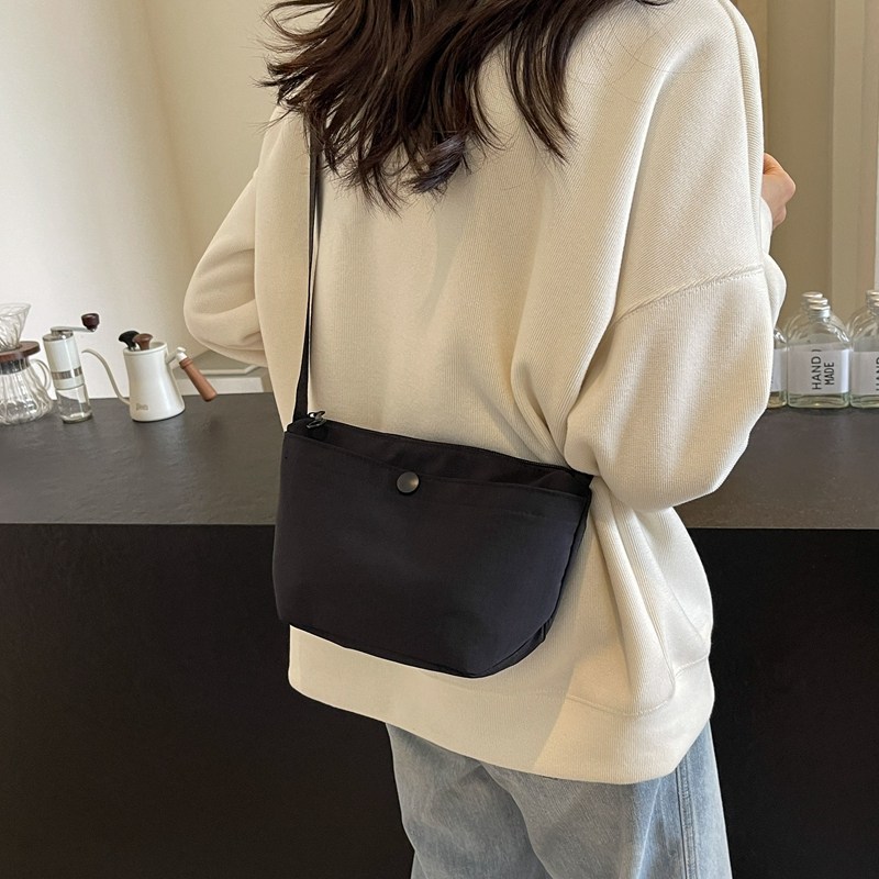 黑色时尚小布包包女2025新款潮ins休闲小清新轻便通勤单肩斜挎包,淘宝优惠券,粉丝福利购,淘宝优惠卷