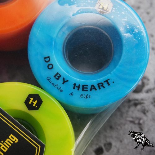 DBH全能轮刷街公路软轮子白色彩色磨砂双翘四轮动作板旅行滑板店 - 图1