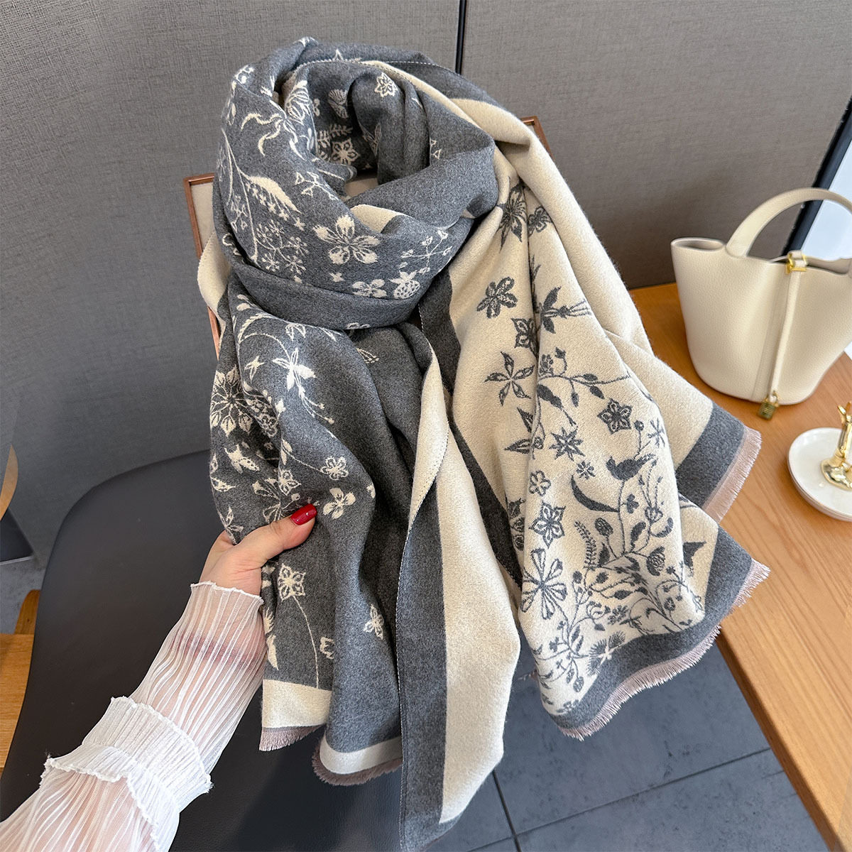 披肩围巾两用女冬季外搭2025新款植物花卉时尚仿羊绒加厚送礼围脖,淘宝优惠券,粉丝福利购,淘宝优惠卷